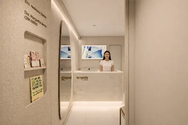 Perspectiva digital da chegada à recepção, com balcão claro e passagem de contorno orgânico